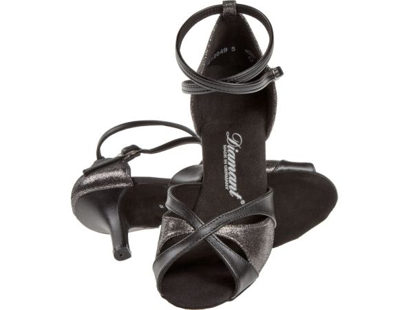 Aufgrund der Form ist dieser Tanzschuh auch für breitere Füße geeignet.